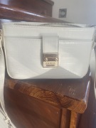 Torebka marki Guess biała listonoszka 