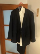 Garnitur męsk nowy z koszulą i krawatem