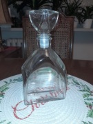 Szklana karafka z korkiem – klasyczna forma