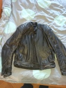 Kurka i spodnie grubą skóra 