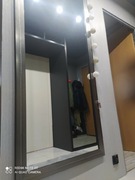 Duże lustro w ramie