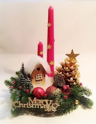 Dekoracja Bożonarodzeniowa – Stroik ze świecami, domkiem, bombkami