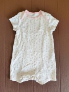 56. Białe body pajacyk w kwiatki na krótki rękaw rozmiar 74