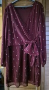Elegancka sukienka koloru bordo w drobne kółeczka, rozmiar 54.