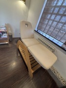 Łóżko kosmetyczne, regulowane oparcie i podnóżek. Skóra.