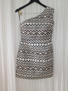 Sukienka na jedno ramię ze złotymi elementami azteckim 38