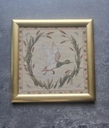 Obrazek w złotej ramię kaczka w locie haft