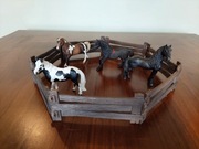 Zestaw figurek schleich cztery konie i ogrodzenie safari 