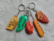 Brelok drewniany. Wild boy. Kolorowe. Różne