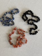 Naszyjniki z karmienia do wyboru: lazuryt czarny kamień i czerwony agat