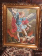 Postać anioła depczącego diabła