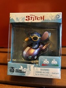 STITCH - DISNEY - FIGURKA - RÓŻOWY SAMOCHÓD - BEAST KINGDOM