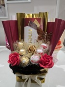 Box z róż mydlanych,  Ferrero Rocher I czekolady. 