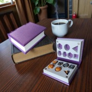 Tom Czarów Maga - Zamykane Pudełko na Kości RPG