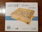 Drewniana gra zręcznościowa labirynt to klasyczna zabawka