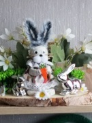 Stroik świąteczny wielkanocny z srebrnymi zajączkami. Dekoracja świąteczna 