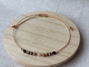 bransoletka na sznurku z kamieniami naturalnymi