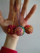 3 małe bombki ozdobione haftem temari (5)