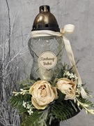 Duży znicz ozdobiony na Dzien Babci