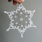 Dekor na choinkę śnieżynka frywolitka bialo-srebna