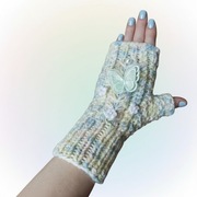 **:** Mittenki Luka Knit ręcznie robione z dekoracyjną motylkiem – unikat