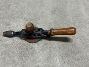 Stara ręczna wiertarka z przekładnią „vintage drewniane rączki