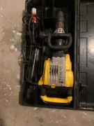 Młot wyburzeniowy Dewalt 