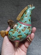 Figurka ceramiczna Konik z wiśniami 