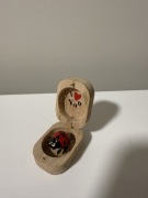 Biedronka ruszająca nóżkami w drewnianym pudełku lata 90 zabawka PRL