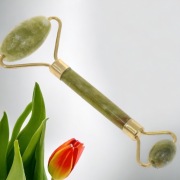 Zestaw kamień gua sha i masażer roller z jadeitu.