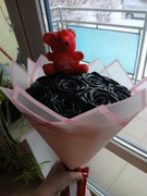 Bukiet wiecznych róż z satynowej wstążki w kolorze czarnym w brokacie 