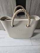 O bag mini w kolorze biszkoptowym.