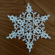 Dekor na choinkę śnieżynka frywolitka biala 9,5 cm