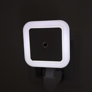 Lampka nocna do kontaktu - z czujnikiem zmierzchu