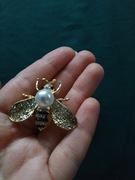 Broszka pszczoła w kolorze złotym 