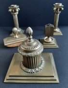 Ekrytuar: kałamarz, suszka, statyw na pióro, świecznik