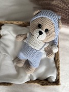 Miś w spodenkach z czapeczką