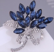 Broszka - Niebieskie kryształy górskie 