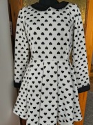 Imprezowa koktajlowa sukienka biała z kołnierzykiem w czarne serduszka