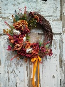 Wielkanocny wianek świąteczny na drzwi koło z brzozowych gałązek 