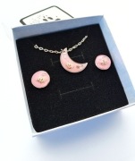 Zestaw Biżuterii Handmade: Zawieszka i Kolczyki z Żywicy z Gipsówką