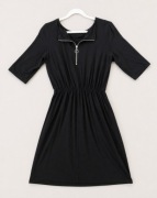 Bawełniana mała czarna sukienka z suwakiem i gumką w talii