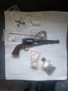 Włoski rewolwer UBERTI czarnoprochowy REMINGTON New Army + aksesoria