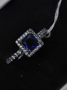 Srebrny pierścionek z granatową cyrkonią