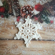 Gwiazda śnieżynka zawieszka szydełkowa ozdoba na choinkę, okno.