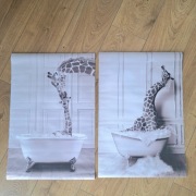 Zestaw 2 Obrazów na Płótnie Żyrafa w Wannie 40x60 cm Boho Loft