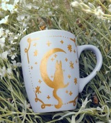 Ręcznie malowany kubek ze złotym kotem, księżycem i gwiazdami