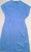 Niebieska sukienka do kolanach 