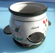 Okrągła, wielootworowa donica ceramiczna, ozdobiona motywami roślinnymi 