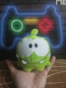 Om nom maskotka cut the rope 